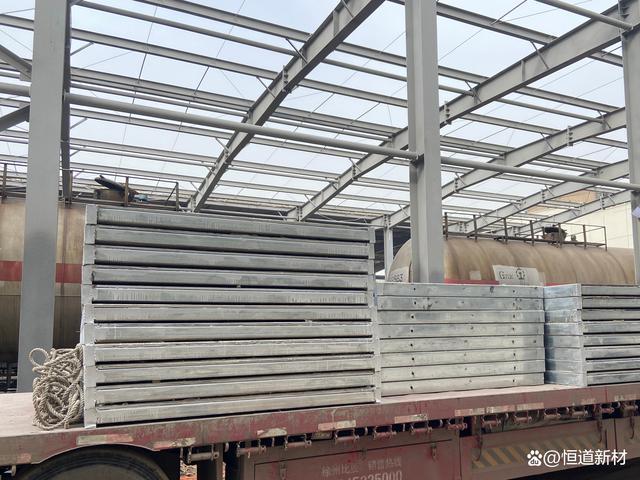 板屋面板是采用鋼骨架復合預制的新型裝配式節能建筑構件,具有輕質