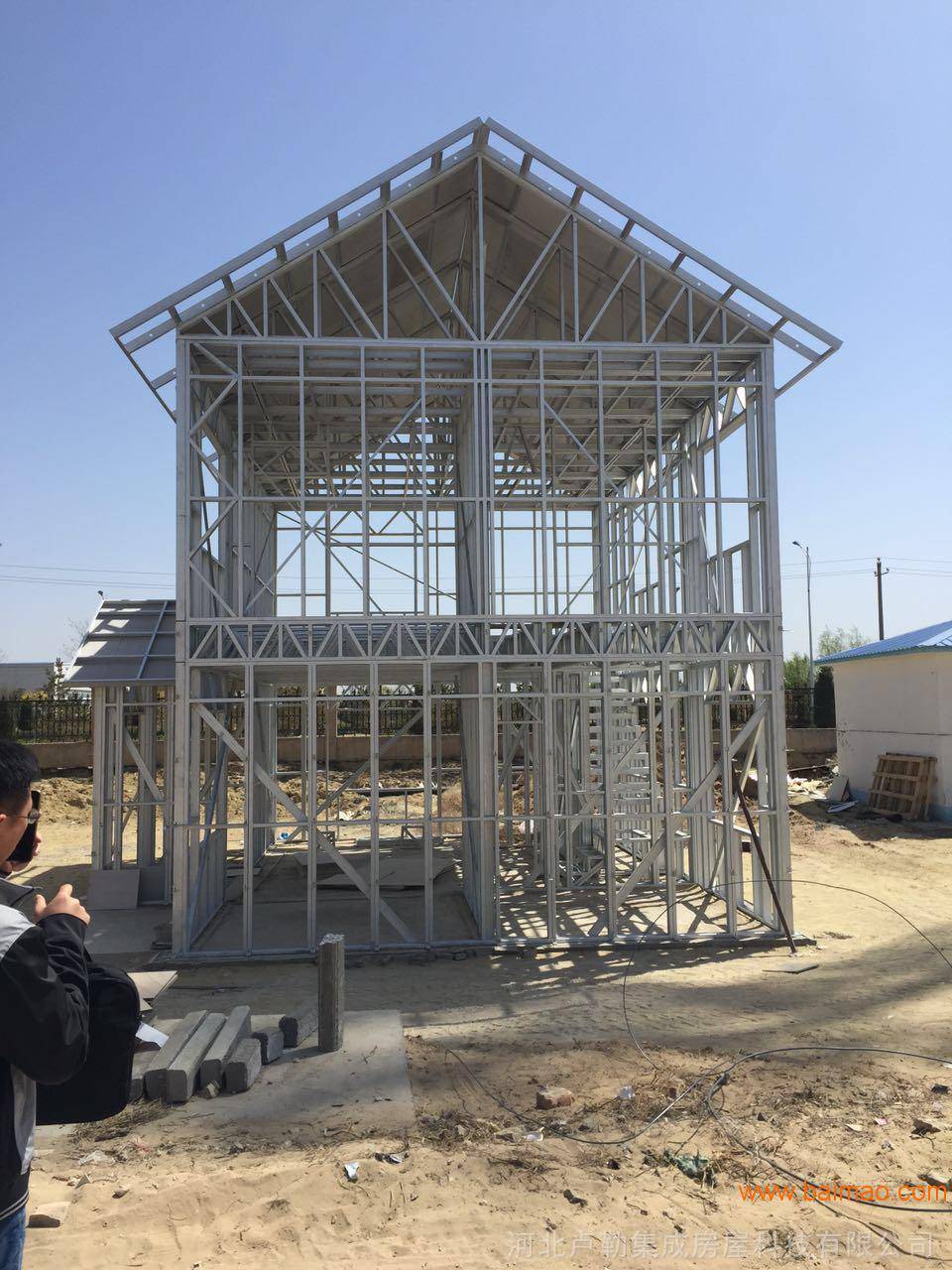邢臺(tái)市寧晉縣裝配式輕鋼別墅農(nóng)村新式鋼結(jié)構(gòu)別墅住宅